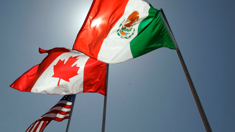 ARCHIVO – Las banderas nacionales de Estados Unidos, Canadá y México ondean en Nueva Orleans,...