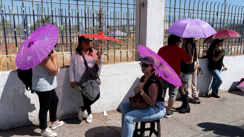 Los fanáticos de la estrella pop colombiana Shakira esperan en fila afuera del Estadio...