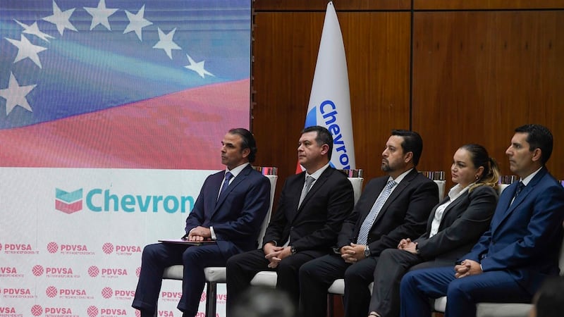 ARCHIVO - El presidente de Chevron en Venezuela, Javier La Rosa (izquierda) durante un evento...