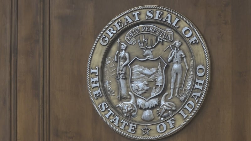 Image of Great Seal of the State of Idaho displayed in a courtroom. (Source: KMVT image)