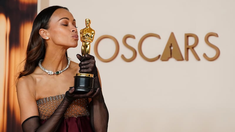 Zoe Saldana, ganadora del premio a mejor actriz de reárto por "Emilia Pérez", posa en la sala...