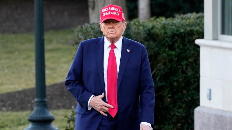 El presidente Donald Trump camina antes de hablar con los periodistas y luego abordar el...